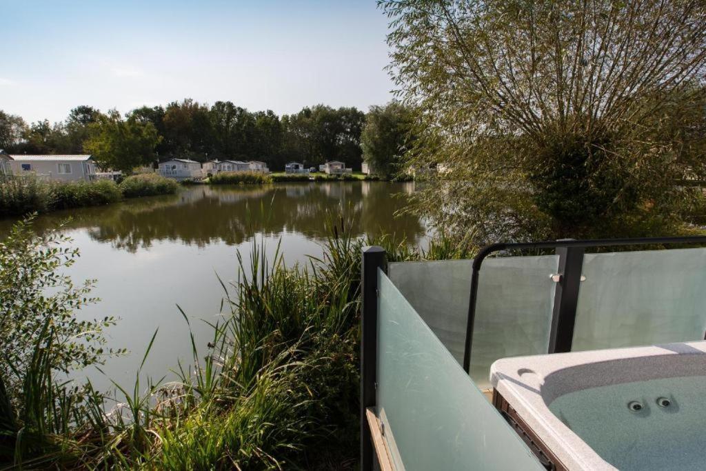 Mallard Lake South Cerney Extérieur photo