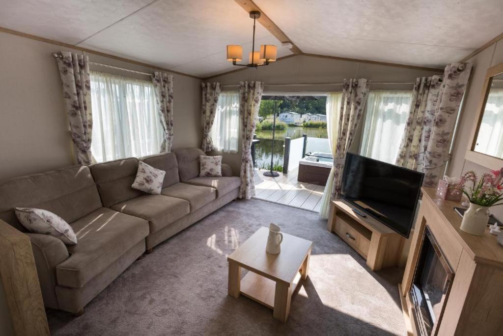 Mallard Lake South Cerney Extérieur photo