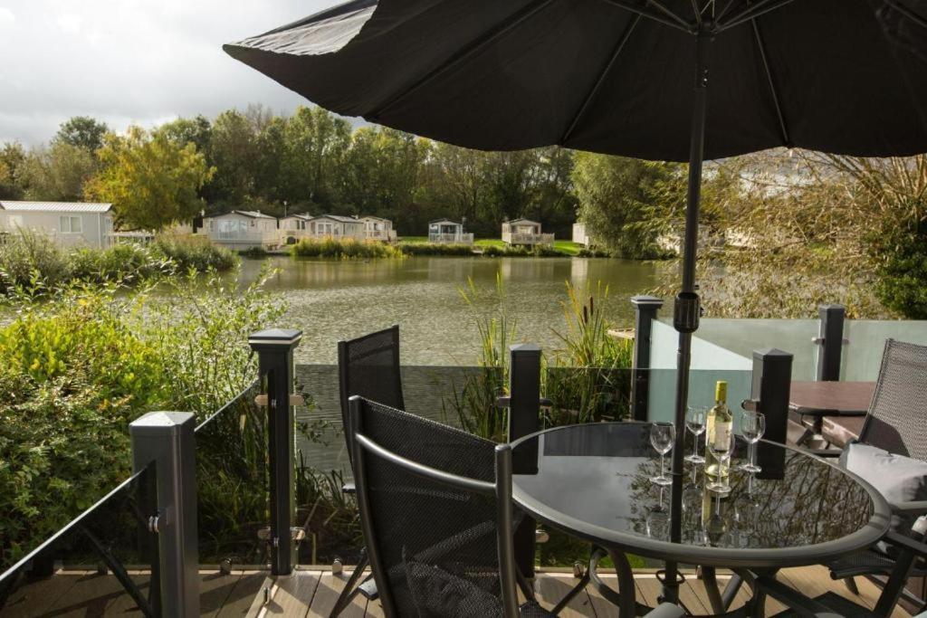 Mallard Lake South Cerney Extérieur photo