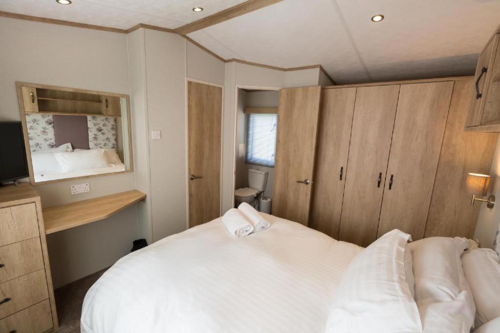 Mallard Lake South Cerney Extérieur photo