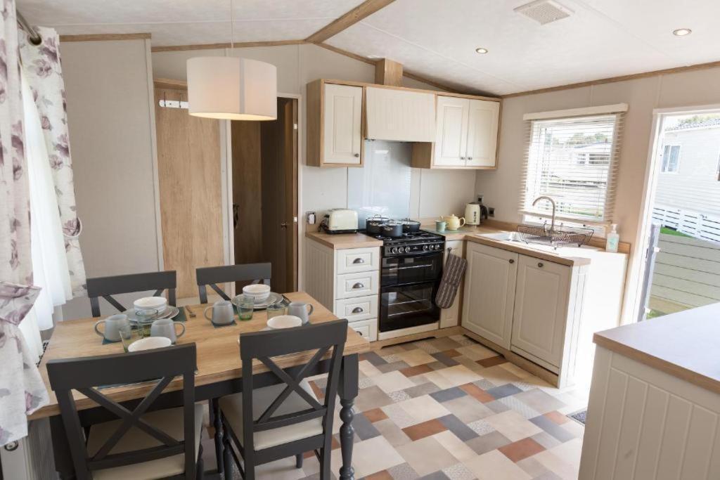 Mallard Lake South Cerney Extérieur photo
