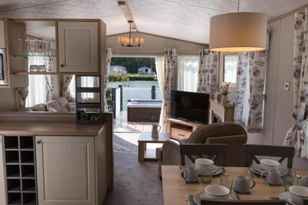 Mallard Lake South Cerney Extérieur photo